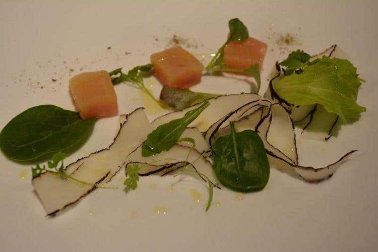 Salmarino marinato con insalata, scorza nera e wasabi - Herbert Hintner
