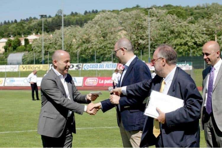 Fernado Sarzi consegna l'assegno al presidente della coop. Fiordaliso