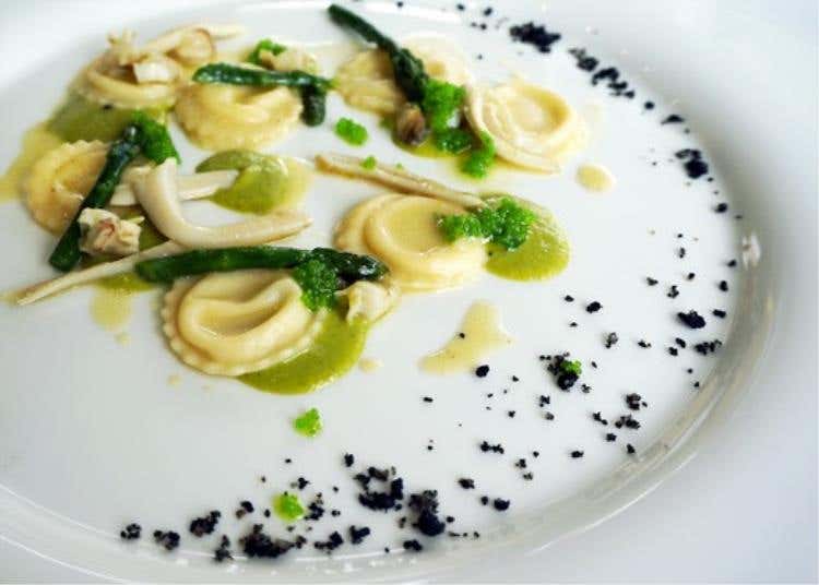Piccoli ravioli di latte, cannolicchi e asparagi, pane nero e uova sperlano