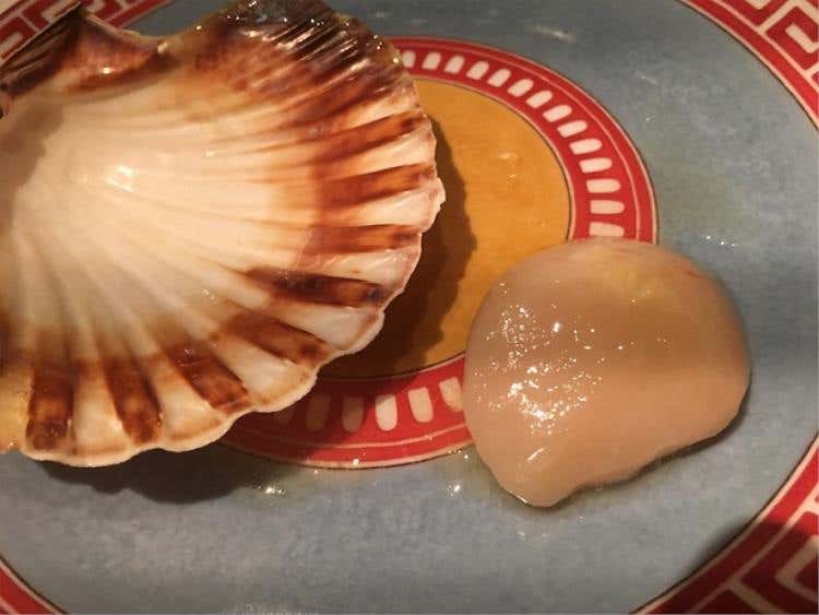 Capasanta, finger lime e ananas fermentato (Domenique Crenn)