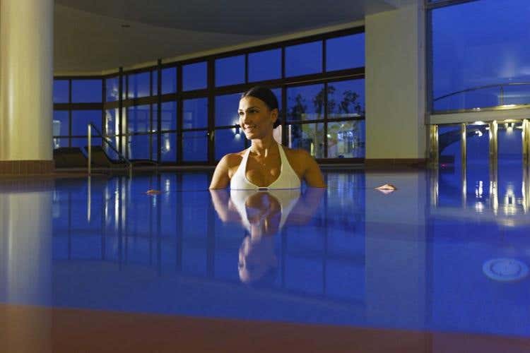 Piscina interna di sera
