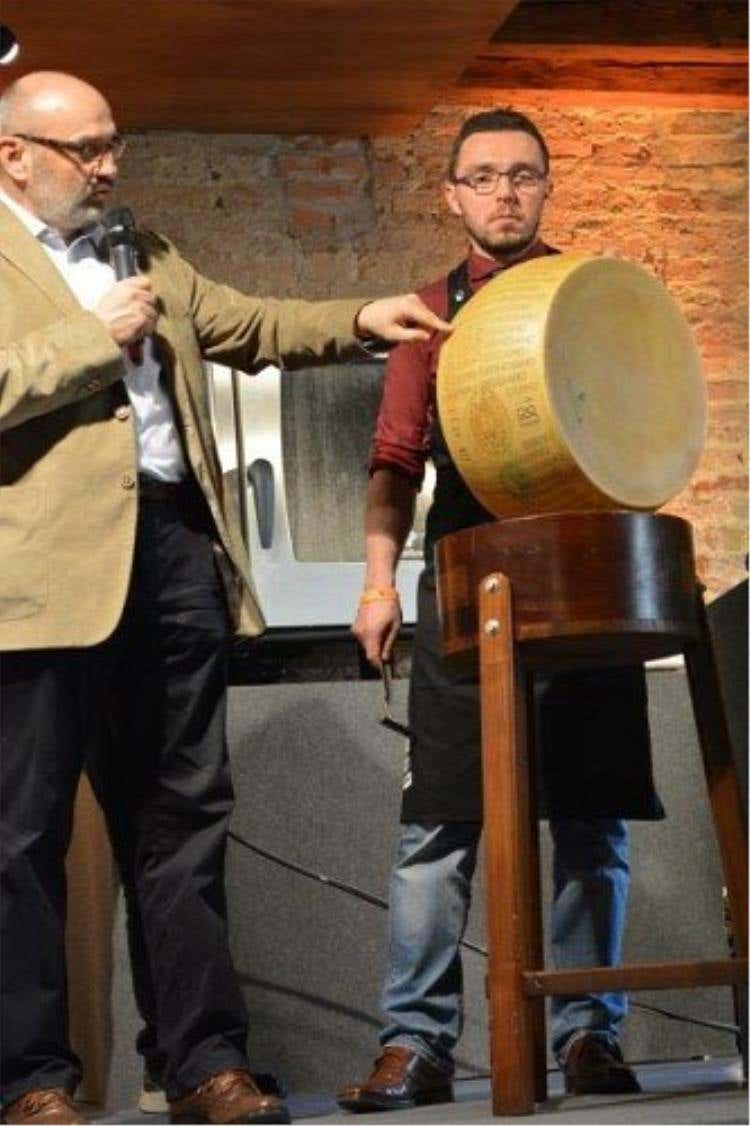 Igino Morini insieme al battitore di formaggio