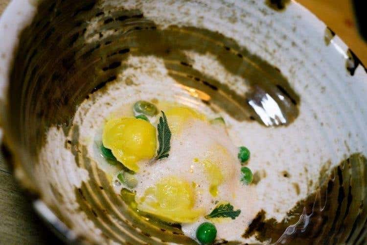 Ravioli di baccalà, patate, emulsione al bergamotto, fave, piselli