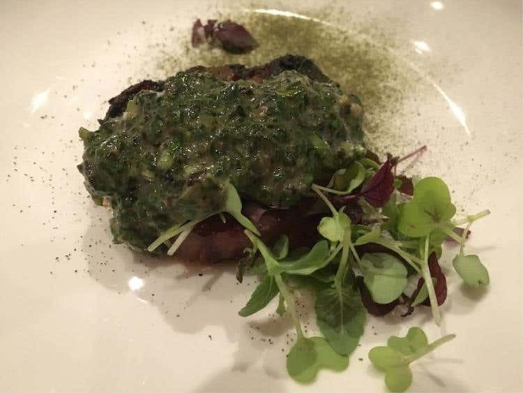 Collo di maiale alla griglia, verdure amare, poligono del Giappone e burro d'alga (Matt Orlando)