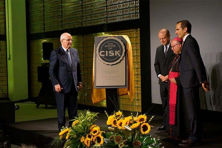 Louis A. Farrugia (presidente Farsons), Primo ministro Joseph Muscat, Arcivescovo Charles J. Scicluna, Norman Aquilina (ceo Farsons