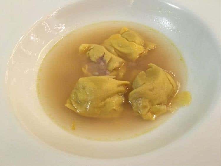 Raviolo del plin in brodo di Vermouth di Torino con le sue spezie