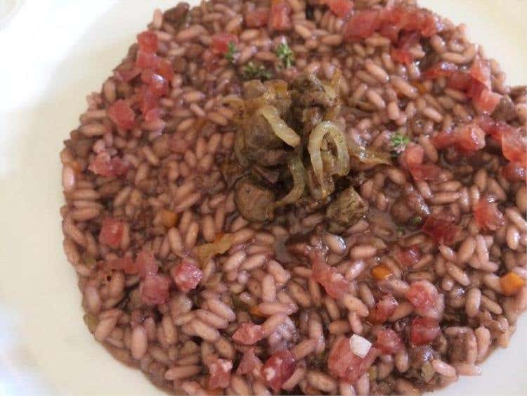 Risotto “Ubriaco” con ragout di salsiccia, croccante di fegatini al profumo di cognac, mantecato al gorgonzola, di Matteo Pianozza