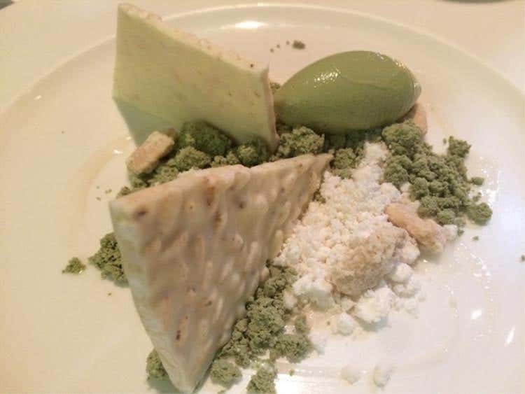 Biancomangiare polvere e latte di mandorla, polvere e sorbetto al pistacchio, riso soffiato e cioccolato bianco