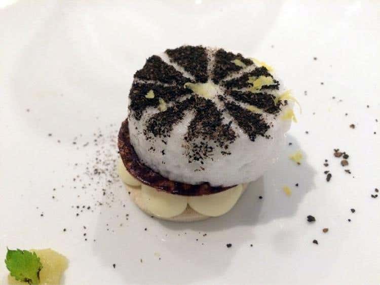 Black lemon: crema ai limonid i Sorrento, spuma al lime e polvere di 'locomi', con latte di mandorle di Toritto - Aimo e Nadia