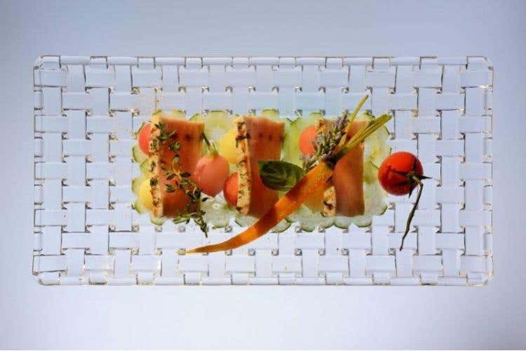 Tagliata di pesce spada al finocchietto con agro d'anguria, cetrioli, pomodorini