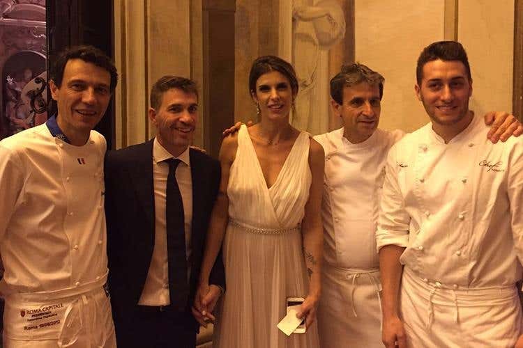 Claudio Ceriotti, Brian Perri (marito di Elisabetta Canalis), Elisabetta Canalis, Sandro Serva e un suo collaboratore