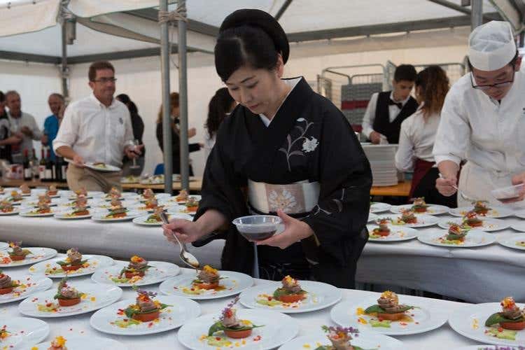 L’assistente di Hiroyuki Kurosu in kimono guarnisce il piatto in concorso che ha richiesto 40 minuti di preparazione !
