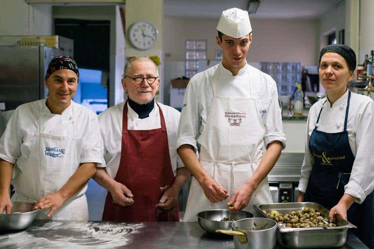 Piero Bertinotti (secondo da sinistra) con Anna, sous chef, e due comis, Marco (a sinistra) e Gabriele (a destra