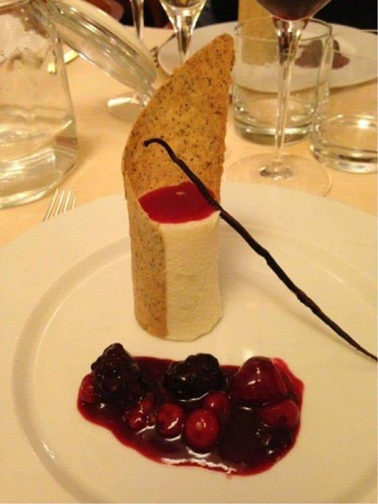 Mousse di cioccolato bianco avvolta in una coalda di grano saraceno accompagfnata da una composta calda di more, lamponi, ribes e da una stecca di vaniglia (di Andrea Tonola