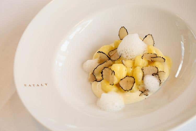 Gnocchi di patate con crema ai formaggi e tratuf