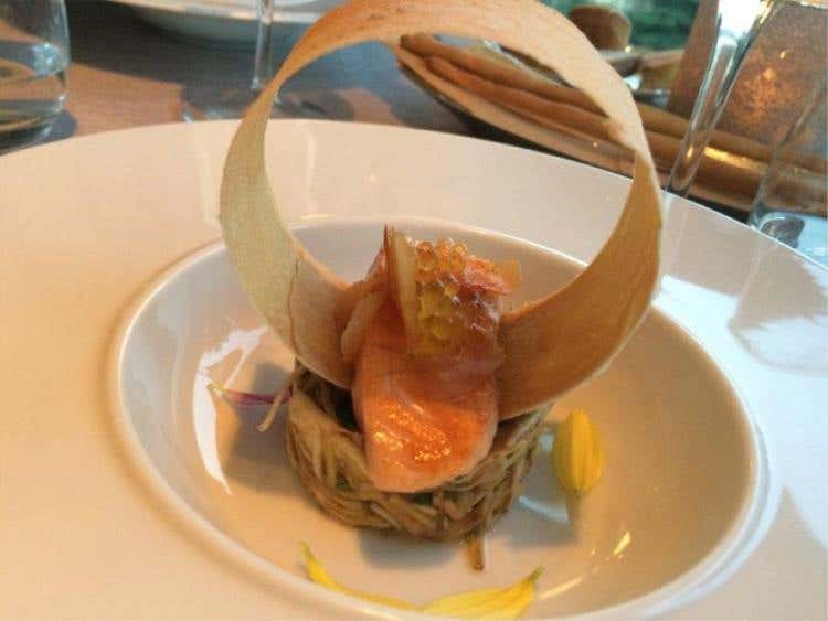 Scaloppa di salmone spadellata, carciofi Terzitta, bottarga di muggine di Cabras, pane carasau e sfere di limone e pepe nero. Abbinamento: Franciacorta rosé 2010 - Antica Fratta