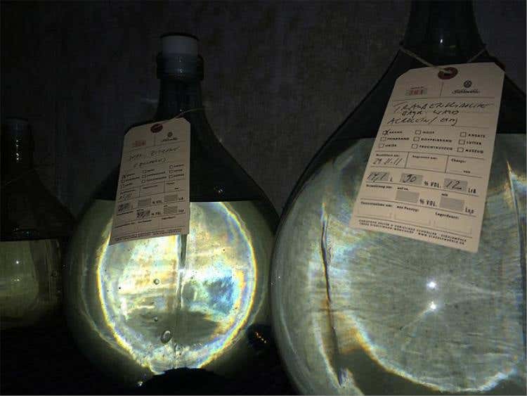 Bocce di ecantazione del distillato quasi pronto