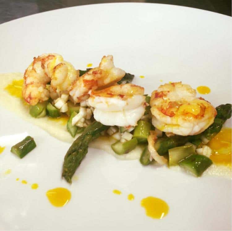 Gamberoni, sedano rapa, asparagi ed emulsione di zafferano