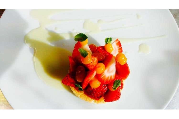 Daquoise alle mandorle, fragole, passion fruit e fonduta di cioccolato bianco