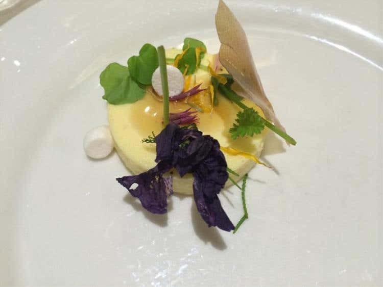Brûlée al Vézzena di Malga stravecchio, germogli di muschio, acetosella, geranio e aceto di melata d'abete, di Alessandro Gilmozzi