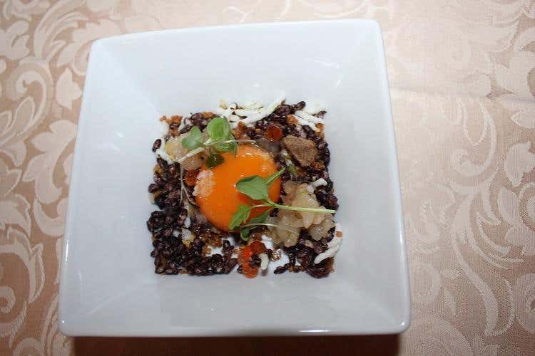 Tuorlo d'uovo cont tiepido affumicato, insalatina di quinoa, amaranto e riso sofato, tartare di salmerino e le sue uova (di Giancarlo Morelli)