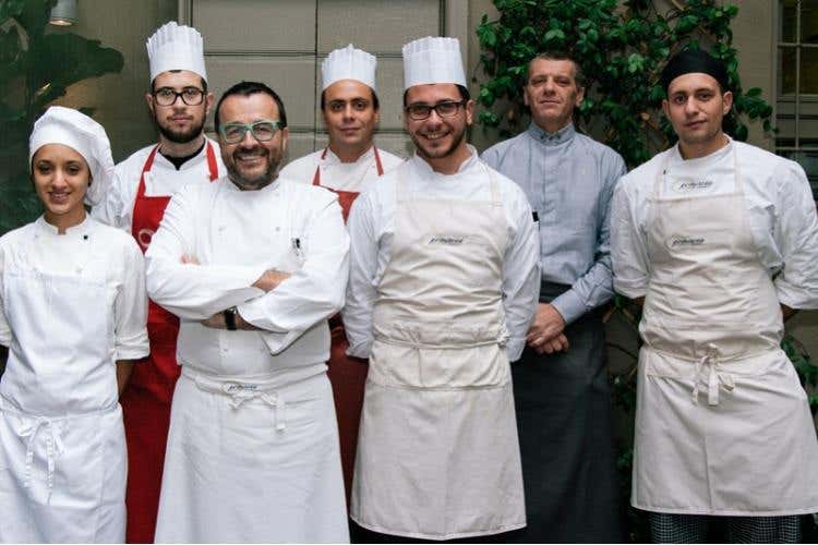da sinistra: Giulia Prandoni, Andrea Bernasconi, lo chef Giancarlo Morelli, Marco Martini, Fabio Moriconi, Alessandro Colombo e Andrea Seruggia