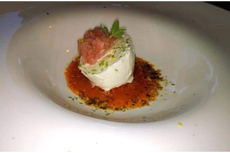 Battuto di gambero di Mazara del Vallo su Mozzarella di Bufala Campana Dop e letto di agrumi