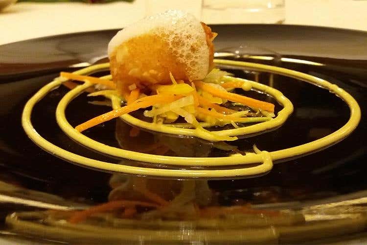 Cappasanta croccante, insalatina di verdurine, maionese all’olio di oliva e soia e schiumetta di mela verde (Alessandro Paonessa, Mariva)