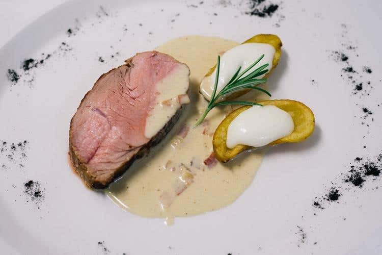 Controfiletto di vitello con crema di latte alla vodka e guanciale affumicato
