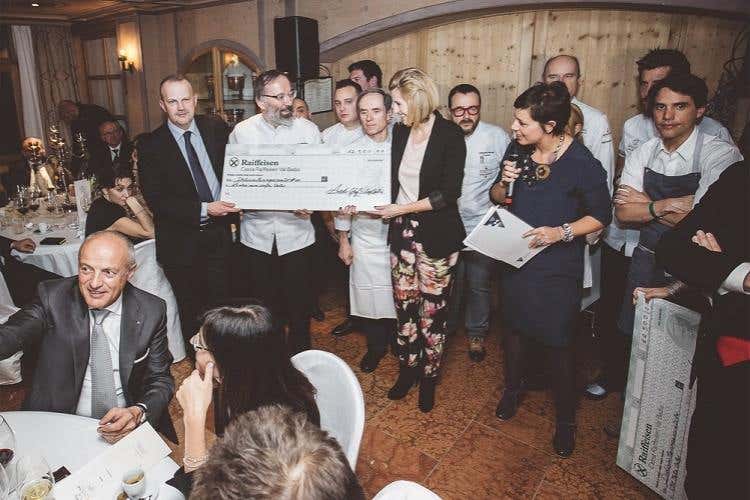 Consegna delle donazioni (credito foto: Meschina)