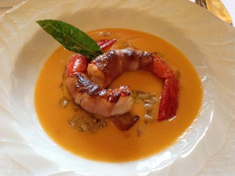 Gamberoni allo spiedo avvolti nella pancetta e gran farro lucchese 