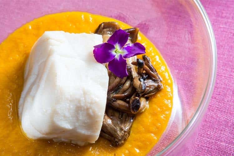 Merluzzo cotto nel brodo di fieno, vellutata di broccolo e lime