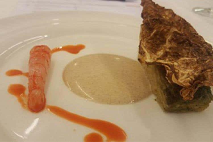 Cavolo verza stufato con salsa di yogurt e mandorle, gambero crudo ed emulsione di teste di gambero (Donato Calvi)
