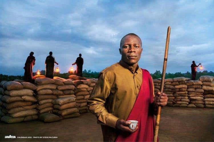 Dreaming of a better Africa: uno degli scatti del Calendario Lavazza 2015 di Steve McCurry che ritrae Edward Mukiibi, agronomo tropicale Vice presidente di Slow Food International, fiero difensore della qualità del caffè in Etiopia e dell’eredità che il caffè rappresenta in questa parte del mondo