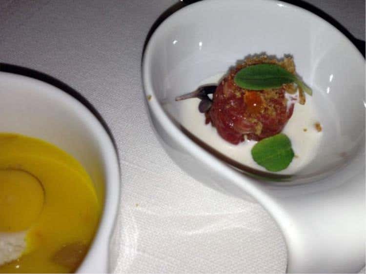 Carne cruda con amaranto croccante. Crema di patate di Avezzano con zafferano Novelli, mela candita, pane tostato al burro e un uovo di quaglia