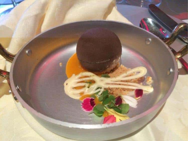 Sfera al cioccolato bianco e mango - Claudio Sadler - Sadler