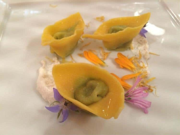 Ravioli di pollastra di tonco, ortaggi, verbena e olio di nocciole