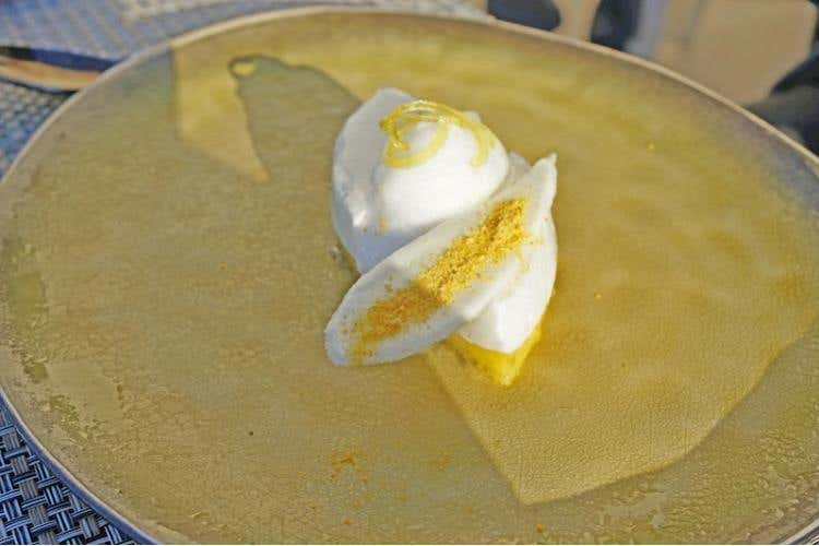 Semifreddo al limone, biscotto alle mandorle, spuma di gin tonic e granita lime e limone