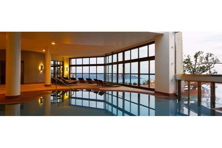 Piscina interna di giorno
