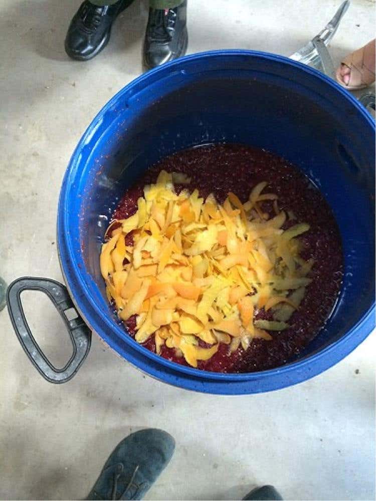 Il bidone con l'alcool in cui vengono messi in infusione per circa due giorni i diversi ingredienti