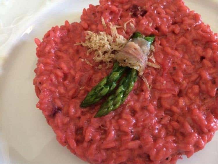 Risotto alla crema di barbabietole, asparagi e pancetta, di Pietro Rongoni