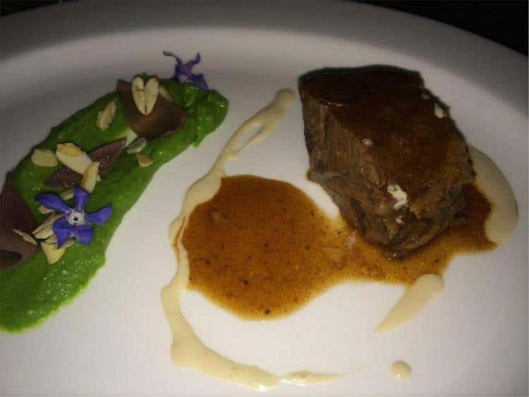 Guancia di bue in casseruola, patate alla borragine e salsa di mandorle