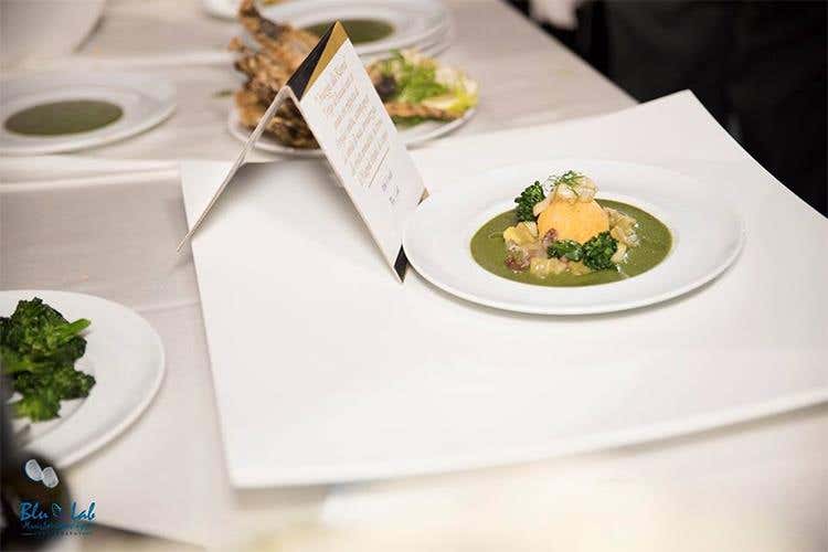 Trippe di baccalà cotte in umido con zucchetta da pergola e uvetta, accompagnate da semola di mais aromatizzata alle erbette aromatiche, su crema di mugnoli selvatici di campo (Alfio Visalli
