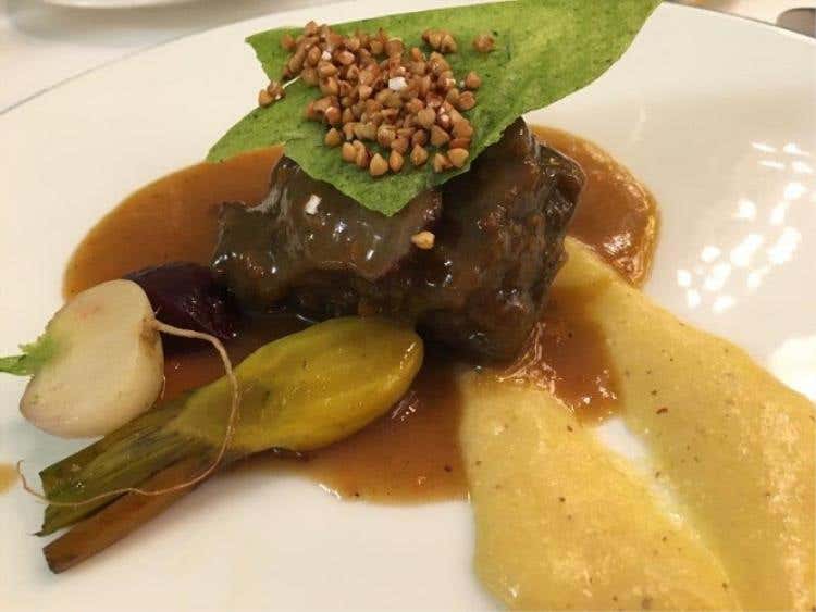 Guancetta di vitello marinata con spezie esotiche, e polentina morbida di farina macinata a pietra e croccante di saraceno