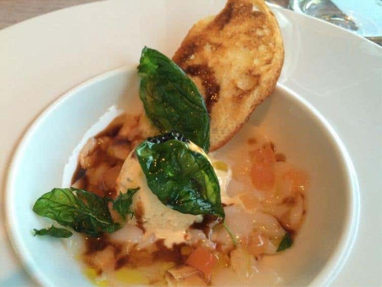 Carpaccio di capesante con gelatina di acqua di pomodoro, gelato ai gamberetti, salsa teriaki al brandy e pan brioche. Abbinamento: Franciacorta Satèn 2010 - Enrico Gatti