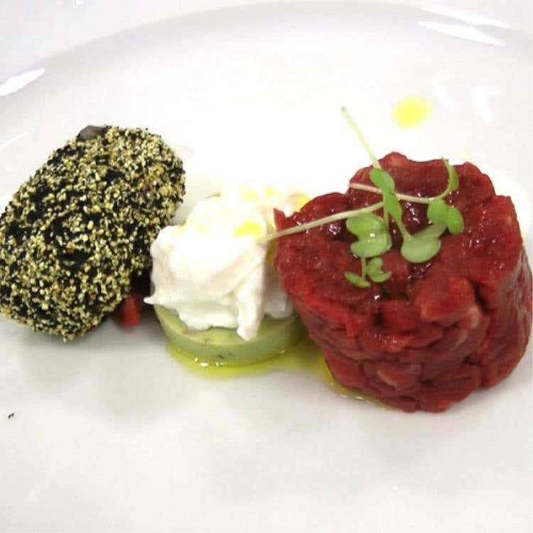 Tartare di carne di St George di Eblex, stracciatella di burrata andriese JdC, frittella di patata vitelotte affumicata