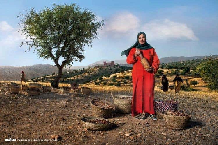 Argan Oil Paladine: uno degli scatti del Calendario Lavazza 2015 di Steve McCurry che ritrae Nadia Fatmi, Presidente della cooperativa di sole donne Tighanimine (presidio Slow Food), custode e paladina dell’Argan, immortalata davanti all’ “albero della vita”