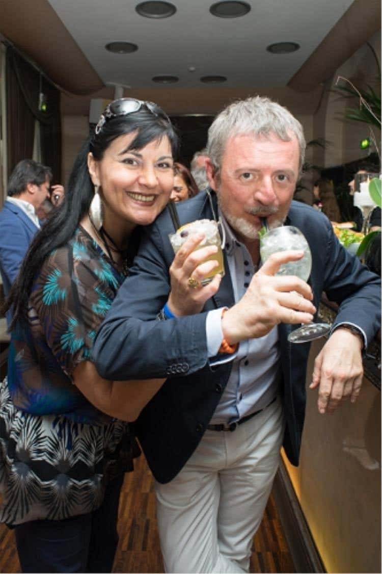Clara Mennella e Alberto Lupini alle prese con i due cocktail creati per l'occasione (il Toyland a sinistra e l'I.T. - Italia a Tavola a destra)
