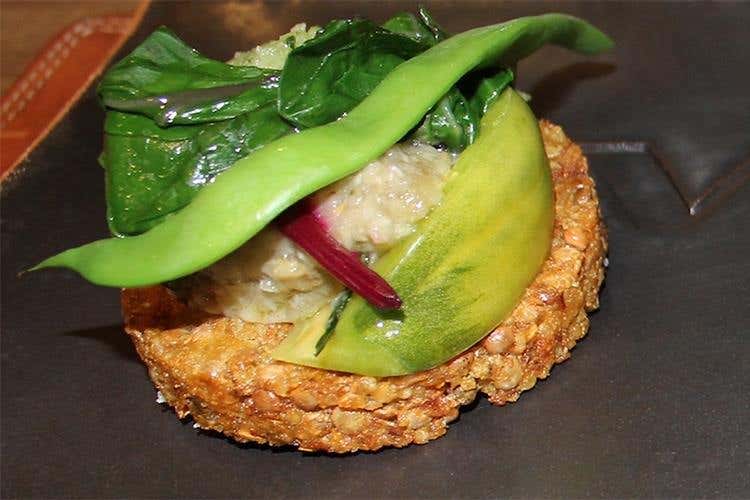 Hamburger vegetale con verdura croccante