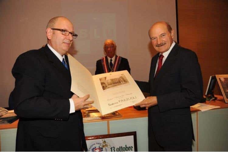 Franco Mariani premia Federico Fazzuoli